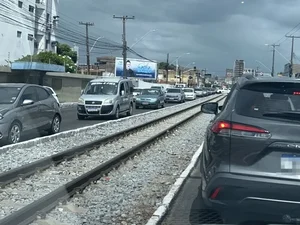 Trânsito no Jaraguá entra em colapso com obra emergencial e protesto de trabalhadores do Porto de Maceió