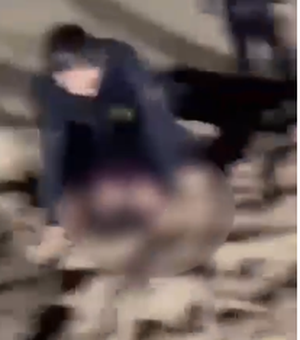 [Vídeo] Policial salva mulher em surto de afogamento e depois é socorrida na Praia de Jatiúca