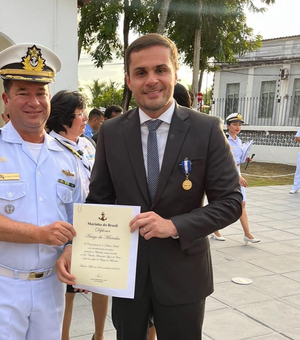 Deputado Alexandre Ayres recebe medalha Amigo da Marinha