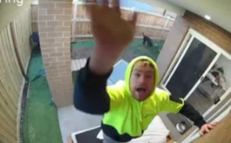 Trancado para fora, homem tem reação inusitada e cena diverte a web