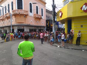 Protesto de ambulantes deixa trecho interditado no Centro de Maceió