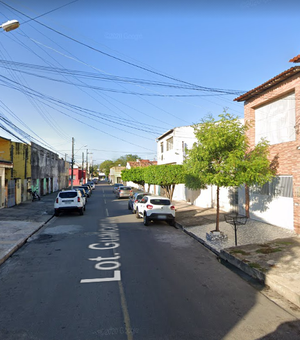 Populares combatem incêndio em residência fechada no bairro da Ponta Grossa