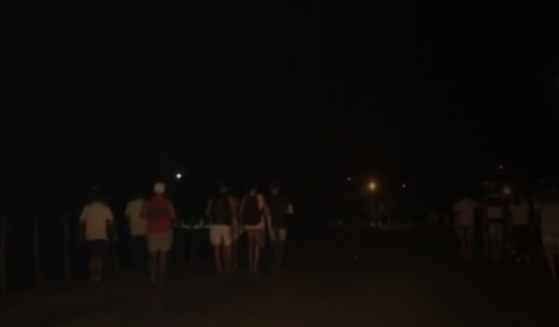 Movidos pela fé, fiéis percorrem mais de 20km entre Arapiraca e Taquarana na madrugada desta quinta-feira