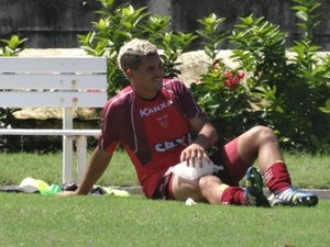 Volante do CRB, Olívio faz exame para saber se há lesão na coxa