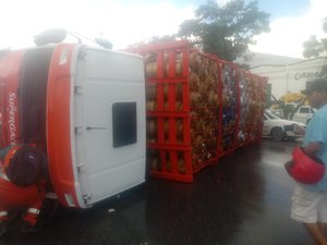 Caminhão de transporte de botijão de gás tomba na BR-104, no Forene