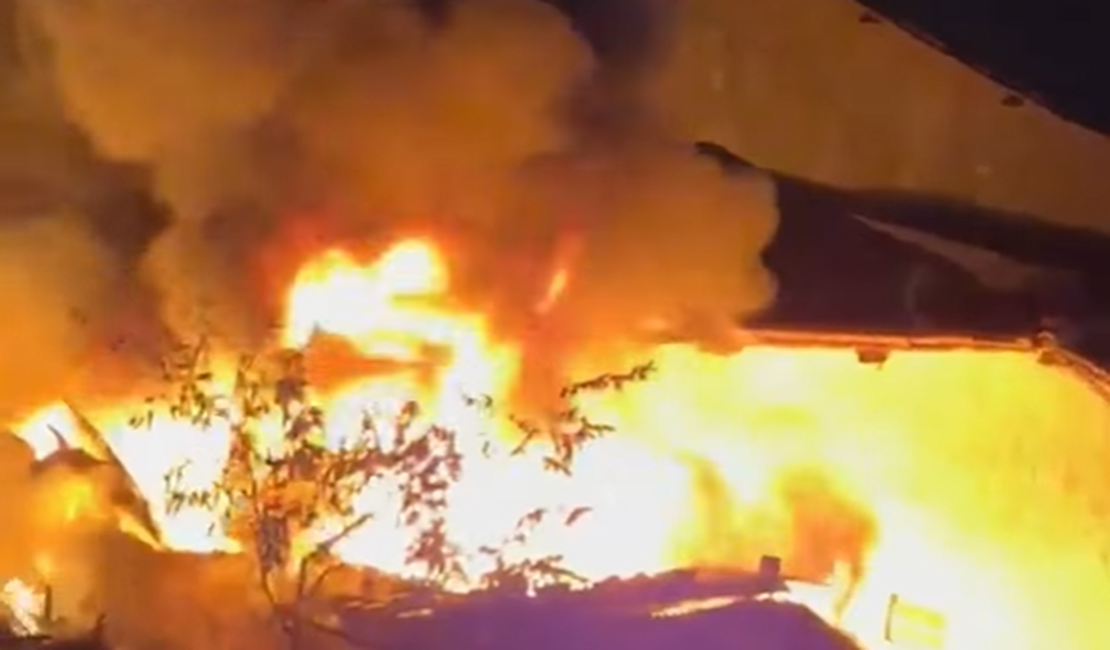 Incêndio durante a madrugada atinge borracharia na entrada de Palmeira