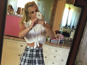 Britney Spears aparece com look inspirado em seu primeiro hit e fãs deliram 