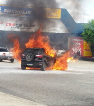 [Vídeo] Carro pega fogo em pátio de posto de gasolina em Arapiraca