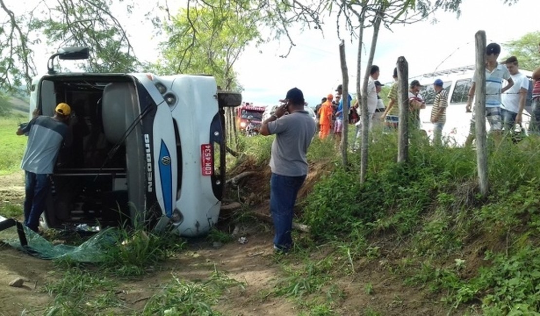 Micro-ônibus tomba e deixa duas pessoas feridas