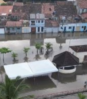 Lagoa Manguaba transborda em Marechal Deodoro e ruas do Centro ficam alagadas