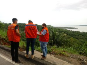 Cratera pode 'engolir' acesso ao Fernão Velho