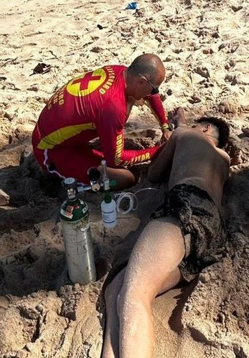 Bombeiros resgatam jovem vítima de afogamento na praia de Jacarecica
