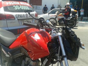 Carro avança sinalização e colide em motociclista