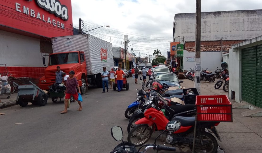 Comerciantes da Rua do Sol descumprem orientações de prevenção ao coronavírus