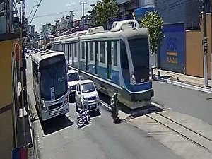 Vídeo: motociclista impede que idosa seja atropelada por VLT