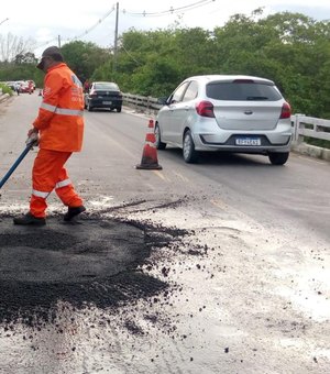 Buraco na AL-101 Norte é reparado pelo DER no mesmo dia da ocorrência