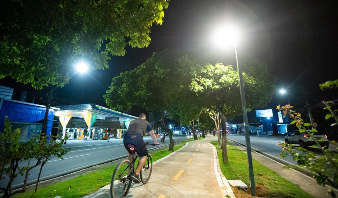 Instalação de postes é concluída nas ciclovias da Fernandes Lima e Durval de Góes Monteiro