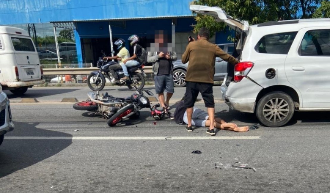 [Video] Acidente entre carro e moto deixa jovem ferido na Av. Menino Marcelo