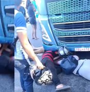 Mulher fica presa embaixo de carreta após acidente na Avenida Fernandes Lima
