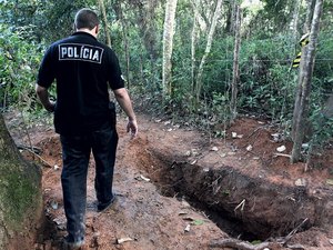 Jovens são obrigados a abrir a própria cova antes de serem executados 