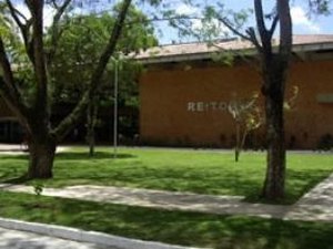 Estudantes de Odontologia da Ufal fazem ato por falta de materiais