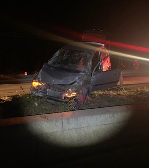 Motorista cochila ao volante e se envolve em acidente na Barra de São Miguel