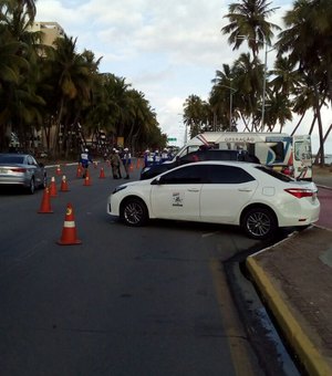 Blitz da Lei Seca flagra condutor inabilitado e autua outros cinco em Maceió