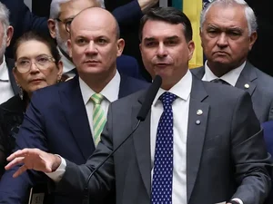 Flávio Bolsonaro desafia esquerda e cobra CPMI do Banco Master no Congresso