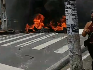 Ambulantes fecham a Ladeira dos Martírios em protesto no Centro