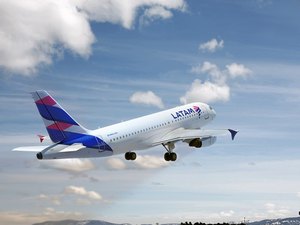 Companhia aérea deve indenizar cliente em R$ 4 mil por atraso e cancelamento de voos