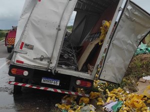 Motorista fica preso às ferragens após caminhão com carga de cerveja tombar