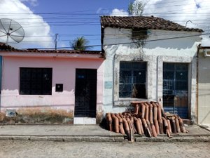 Casa de Aurélio Buarque encontra-se abandonada no Passo de Camaragibe