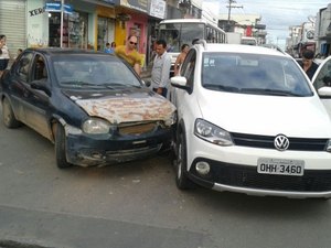 Colisão deixa o trânsito lento no centro de Arapiraca