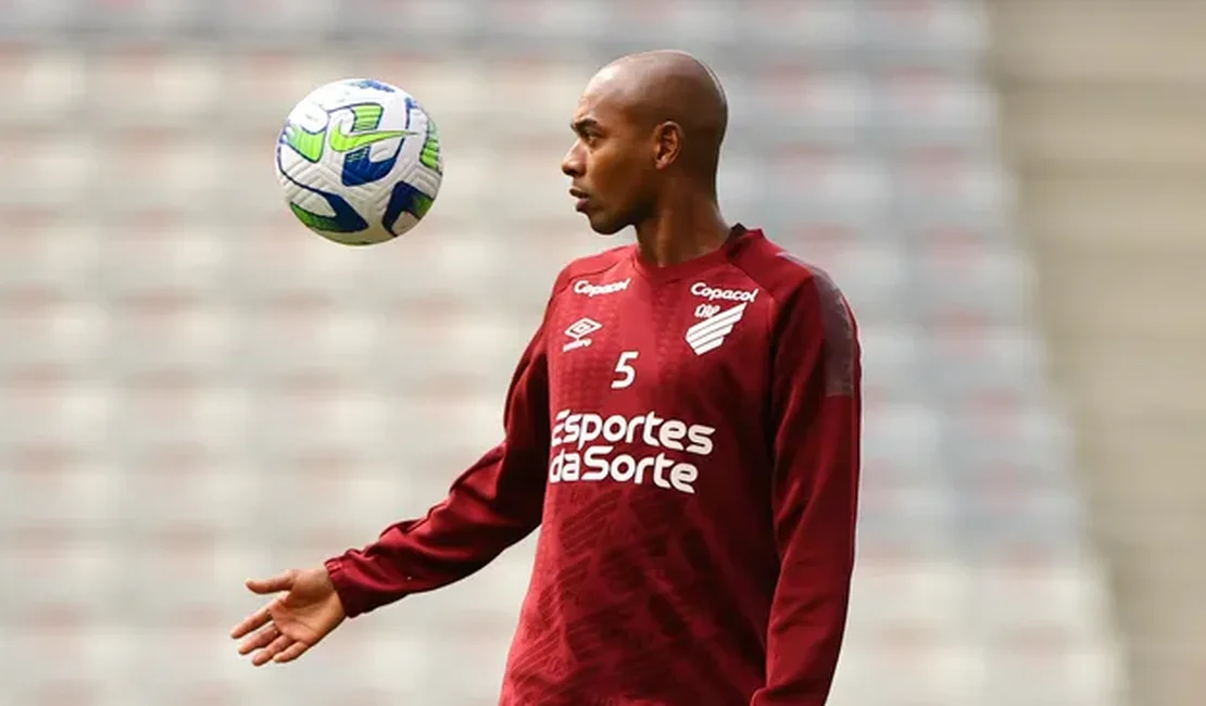 Ex-seleção brasileira se despede do Athletico-PR e faz mistério sobre futuro