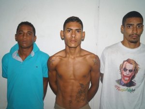 Três pessoas são presas e um menor apreendido com drogas e armas