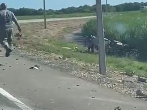 [Vídeo] Acidente entre carro e caminhão deixa uma pessoa morta e outra ferida em Jequiá da Praia