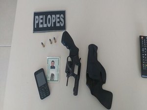 Homem de 40 anos é preso com arma de fogo e munições intactas no interior