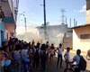 Pais e alunos de escola municipal de Maceió interditam via em protesto contra a falta de climatização