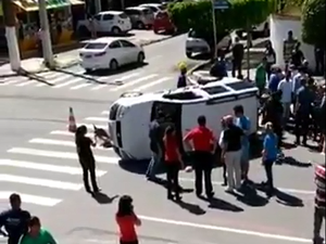 Carro capota após colisão em cruzamento na Ponta Verde