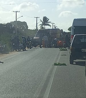 [Vídeo] Duas pessoas ficam feridas em colisão entre carro e moto na AL-115, em Arapiraca