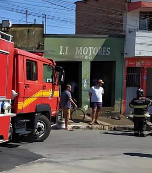 Homens são prensados contra parede por carro desgovernado no Jacintinho