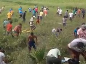 [Vídeo] População cata cédulas de dinheiro espalhadas em rodovia após explosão de carro-forte