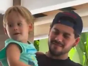 No colo de Zé Felipe, filho é incentivado a dizer palavra de teor adulto