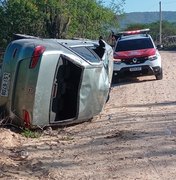 Carro capota na zona rural de Pariconha