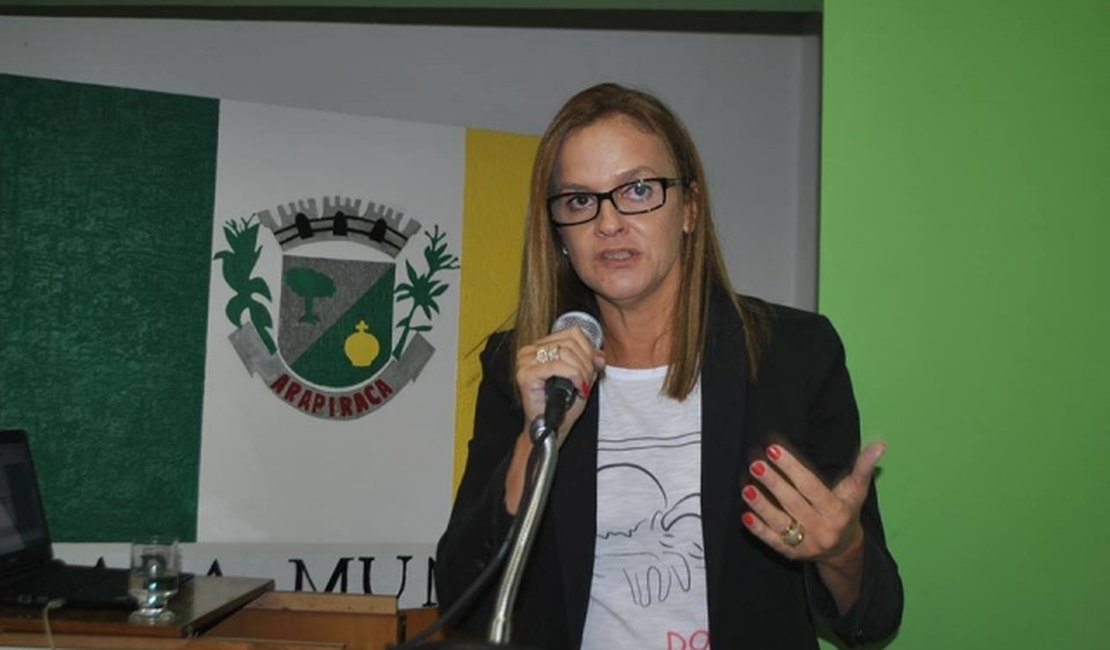 Aurélia Fernandes oficializa desfiliação do PMDB