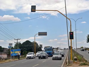 Caminhão com carga acima do permitido danifica semáforo na AL-220, em Arapiraca