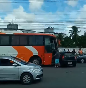 Colisão entre ônibus e carro deixa dois feridos no Tabuleiro do Martins