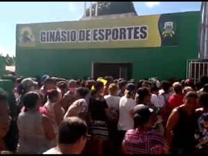 [Vídeo] População se aglomera para receber cesta básica em São Miguel dos Milagres