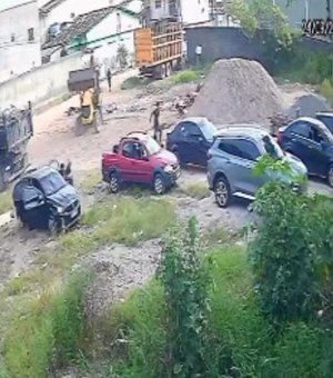 Vídeo flagra momento em que suspeitos abandonam carro em rua sem saída durante perseguição da PRF