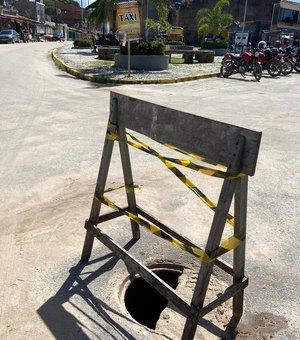 Tampa de bueiro quebrada faz esgoto incomodar em Maragogi